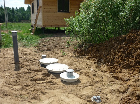 Дом на свайном фундаменте: как построить канализацию