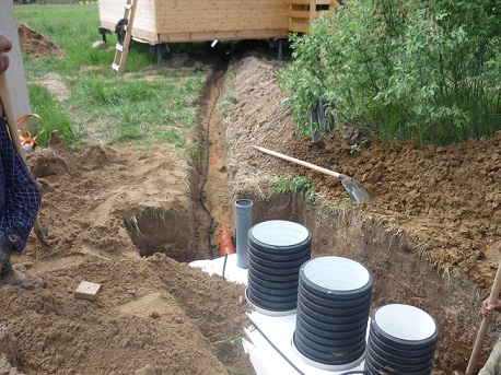 Дом на свайном фундаменте: как построить канализацию